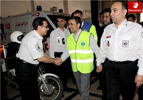 بازدید احمدی نژاد از ستاد فرماندهی اورژانس تهران و آتش نشانی