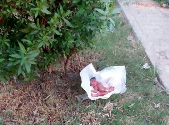 حراج فرزندان در خیابان‌های شهر +عکس