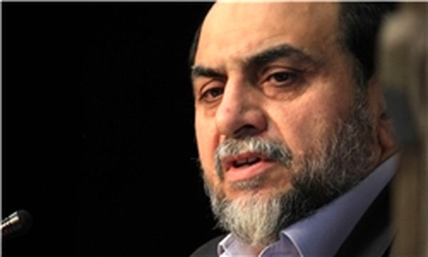 رحیمپور ازغدی همراه پدر و مادرش در سینمای مشهد/عکس