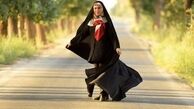 ماهچره خلیلی با چادر مشکی در جاده ای خلوت + عکس