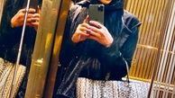 عکس خانم بازیگر با موبایل لاکچری اش