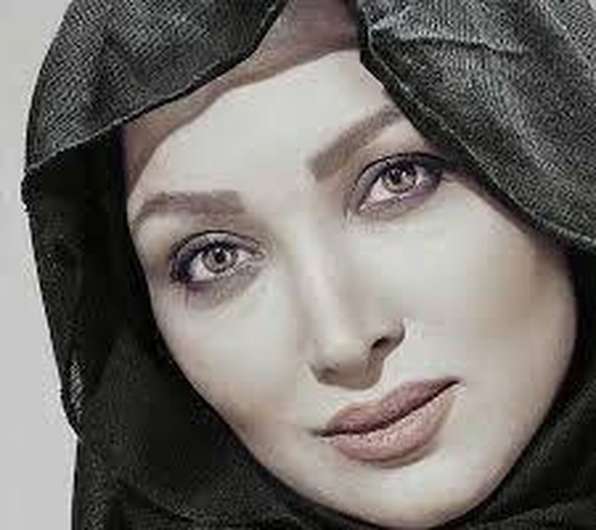 روناک یونسی غرق در افکارش