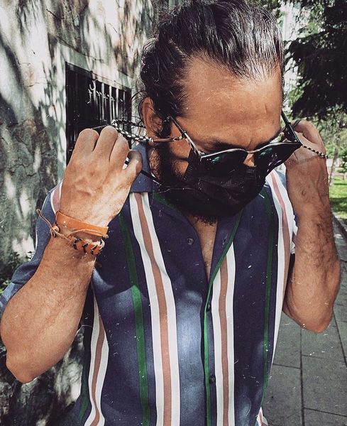 لباس متفاوت عباس غزالی + عکس