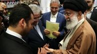 هدیه رهبر انقلاب به یکی از مدیران در نمایشگاه +عکس