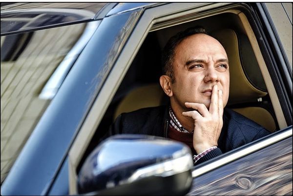 احسان‌کرمی در ماشینش + عکس