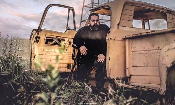 رضا صادقی با ماشین قدیمی + عکس