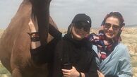 عکس خاله شادونه با شتر در صحرا
