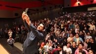 سلفی حامد بهداد با طرفدادرانش در یک مراسم + عکس