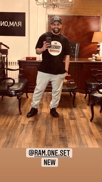 تیپ خفن رضا بهرام در محل کارش + عکس