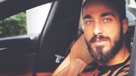 آقای فوتبالیست چشم رنگی در ماشین شیکش+عکس