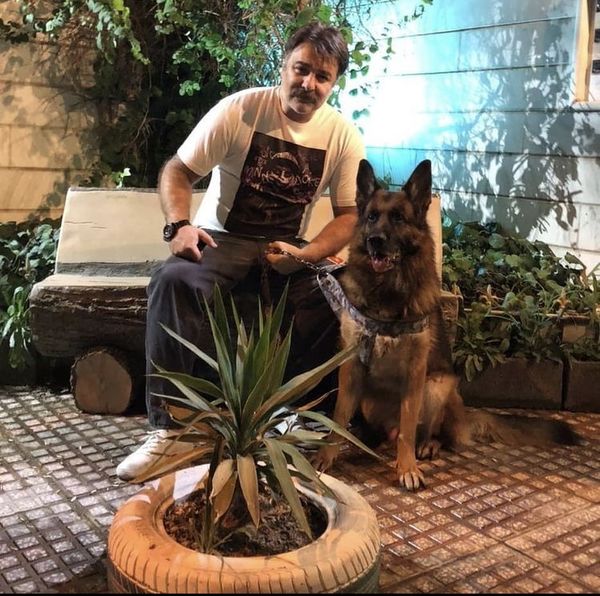 مجید سعیدی و سگش در حیاط + عکس