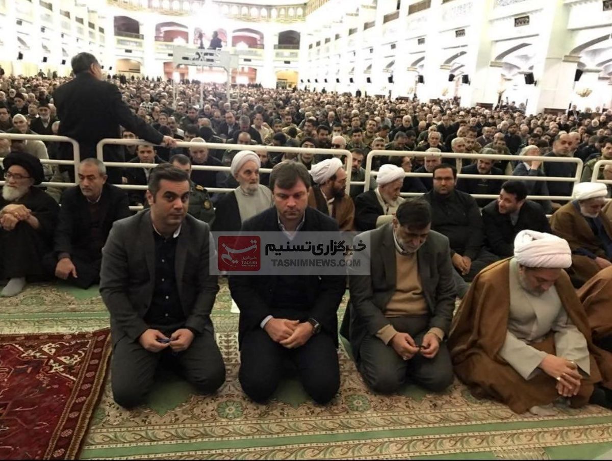 حضور سرمربی ترکیه‌ای تراکتورسازی در نماز جمعه تبریز + عکس