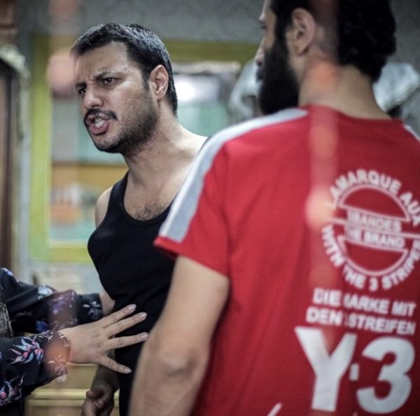 نقش آفرینی متفاوت از جواد عزتی در شنای پروانه + عکس