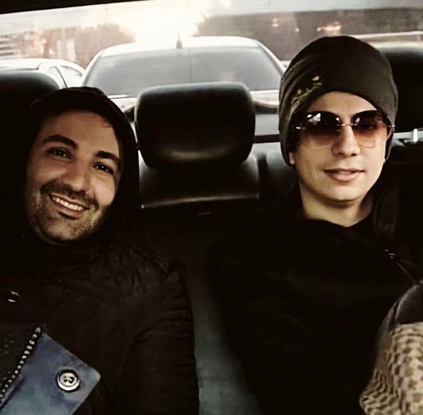 محسن ابراهیم زاده و دوستش در ماشین + عکس