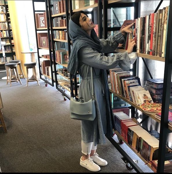 سیما خضرآبادی در یک کتابخانه + عکس