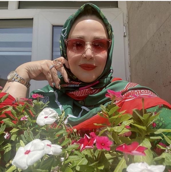بهاره رهنما در حیاط سرسبز خانه شان + عکس