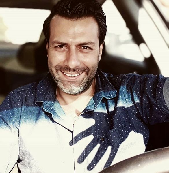 چهره آفتاب خورده آقای بازیگر در ماشینش + عکس