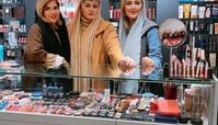 نعیمه نظام دوست در مغازه دخترخاله ش