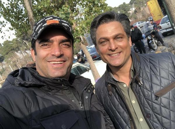 منوچهر هادی در کنار مرد خوش استایل گیسو + عکس