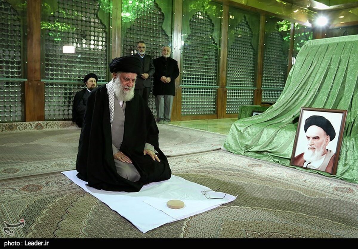 حضور امام خامنه‌ای در مرقد امام خمینی (ره) و گلزار شهدا