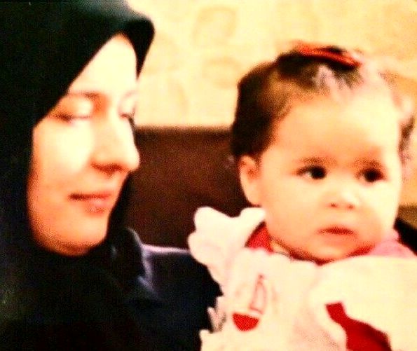 کودکی خانم بازیگر مشهور در آغوش مادرش + عکس