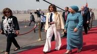 استقبال همسر السیسی از «ملانیا ترامپ» در فرودگاه قاهره