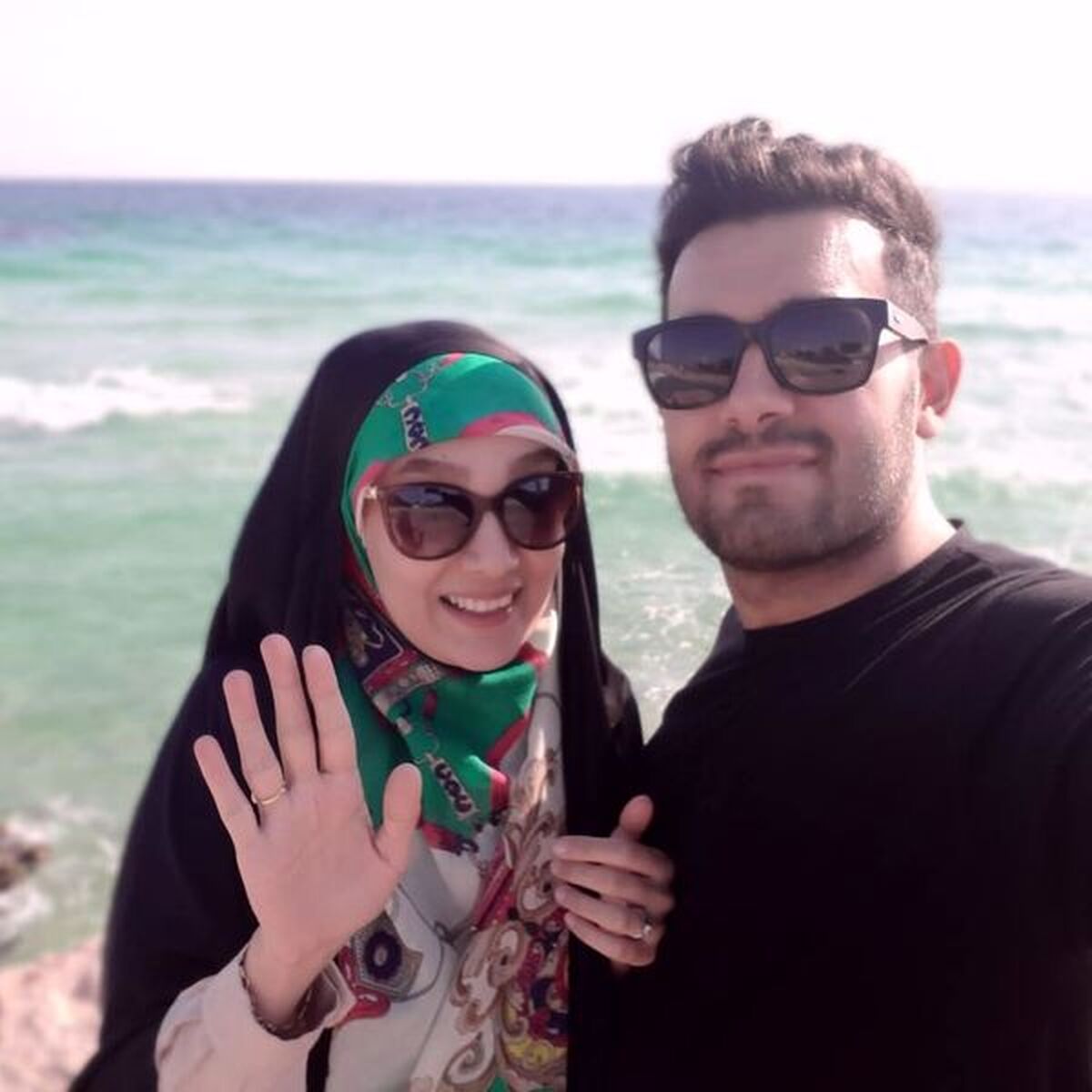 مجری مشهور و همسرش لب دریا + عکس