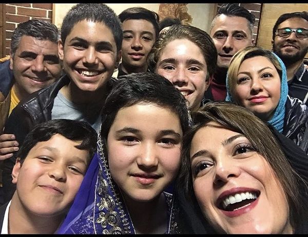 سلفی طناز طباطبایی با بچه های خورشید + عکس