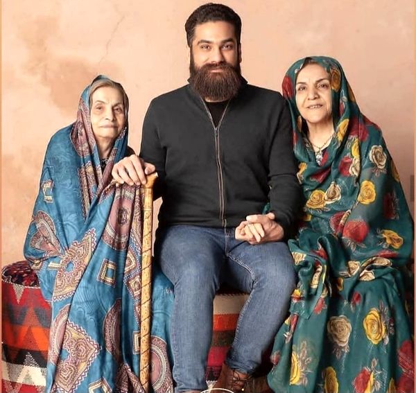 علی زندوکیلی و مادر و مادربزرگش + عکس