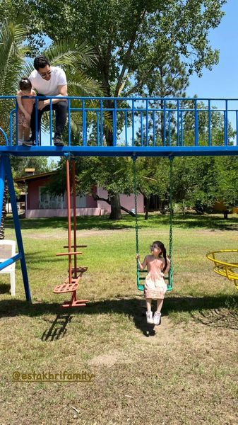 بازی کردن شاهرخ استخری با دخترانش در پارک + عکس