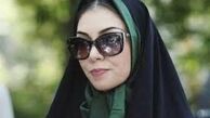 دختر «آزاده نامداری» با کارت مامانش در جشنواره فجر/عکس