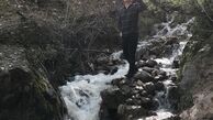 آقای خواننده در میان رودخانه + عکس