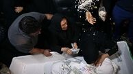 وداع ابدی مادر و پسر با پاشیدن نقل و  اسکناس +فیلم