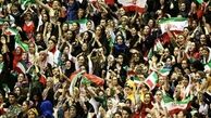 اعتراض 2 هوادار زن به گزینشی رفتار کردن در و رود زنان به استادیوم‌ها+عکس