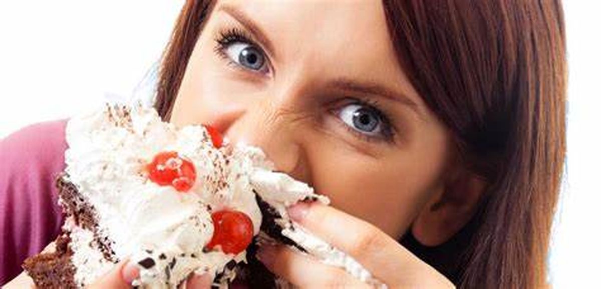 پرخوری عصبی یا بولیمیا چیست و چگونه آن را درمان کنیم؟