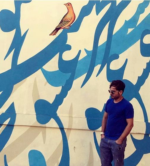 عباس غزالی در کنار دیواری پر از عشق + عکس