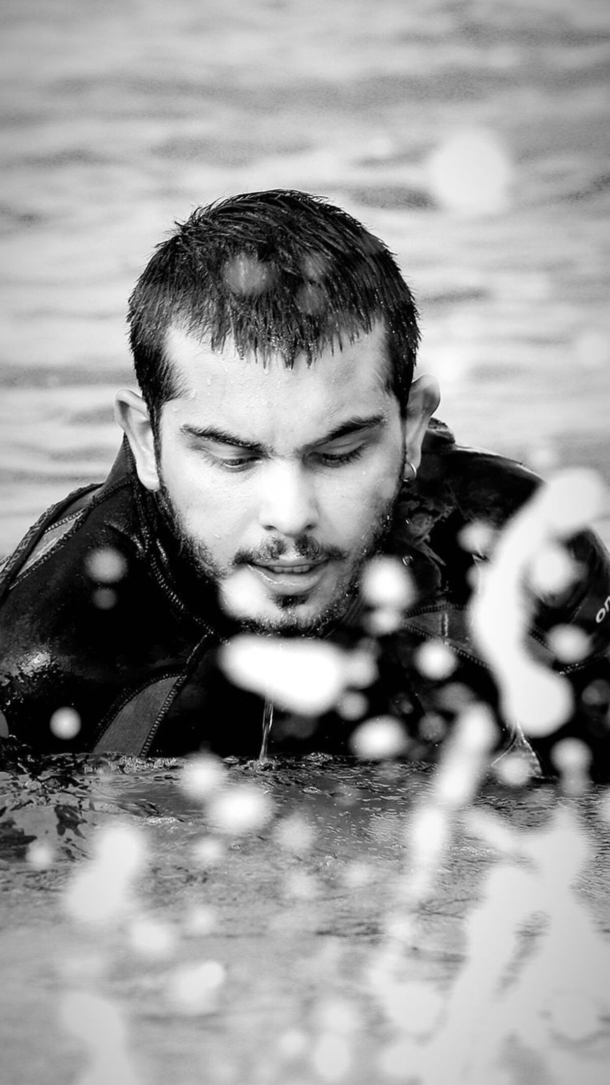 ارسلان قاسمی در حال شنا + عکس