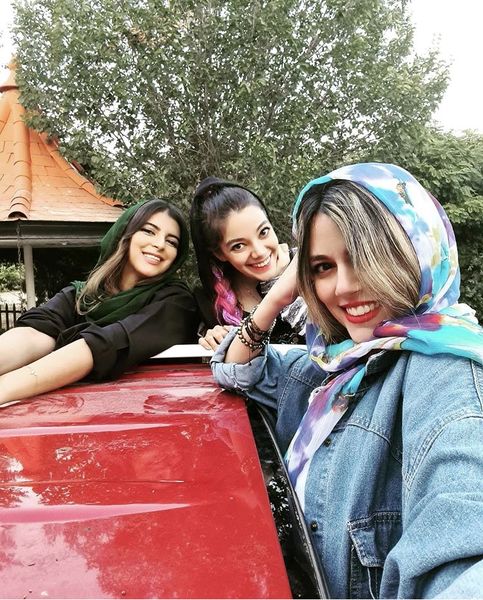 گشت و گذار ماهور الوند با دوستانش + عکس