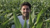 علی سخنگو در میان گلهایی زیبا + عکس