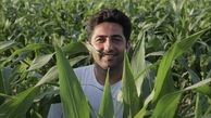 علی سخنگو در میان گلهایی زیبا + عکس