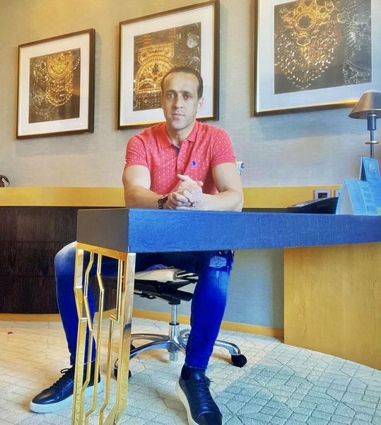 علی کریمی در یک کافه + عکس