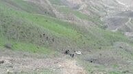 سقوط خودرو سواری به عمق ۱۰ متری دره