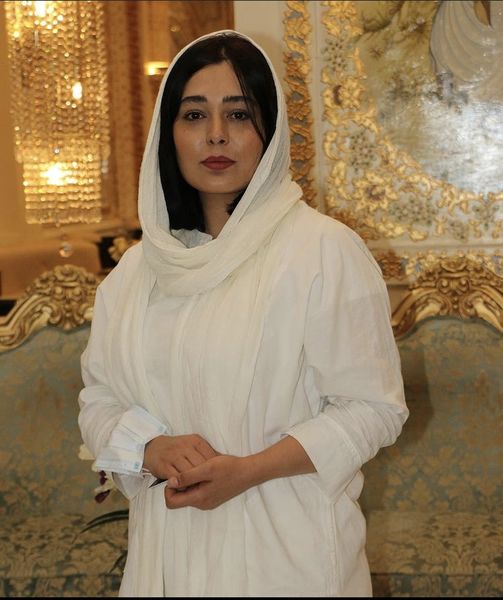 تیپ سفید و ساده بازیگر گیسو + عکس