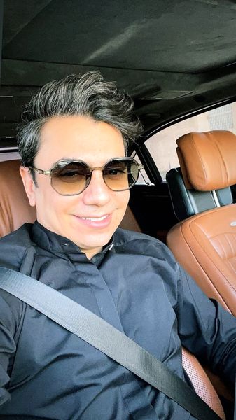 محسن ابراهیم زاده در ماشین لاکچریش + عکس 