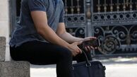 انتظار شاهرخ استخری در گوشه یکی از خیابان های تهران + عکس