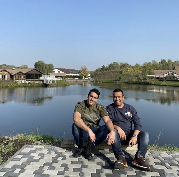 پوریا پورسرخ و دوستش در کنار دریاچه + عکس