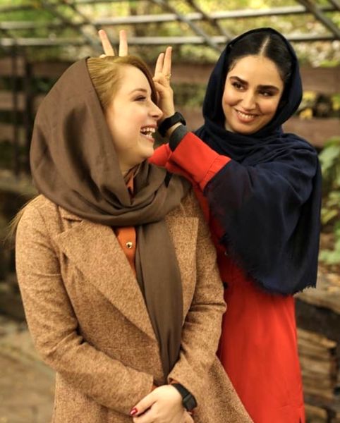 شیطنت های هانیه غلامی با دوستش + عکس