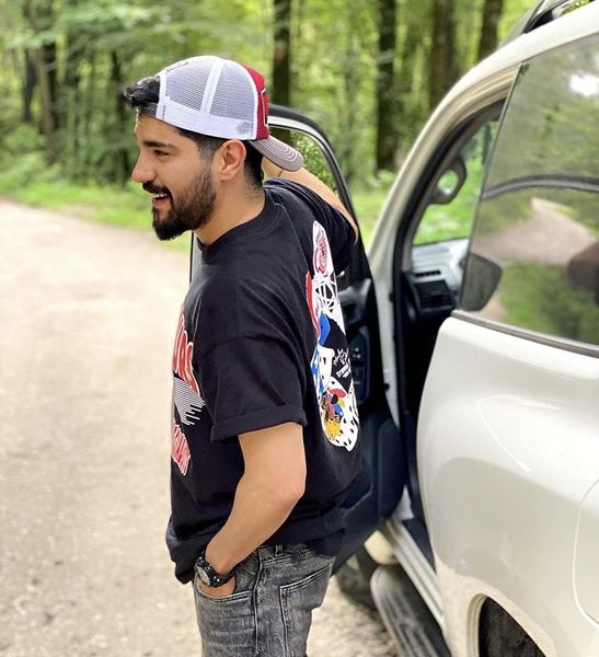 طبیعت گردی سینا مهراد با ماشینش + عکس