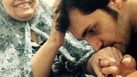 بوسه آقای بازیگر بر دستان مادرش + عکس