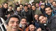منوچهر هادی در بین عوامل گیسو + عکس